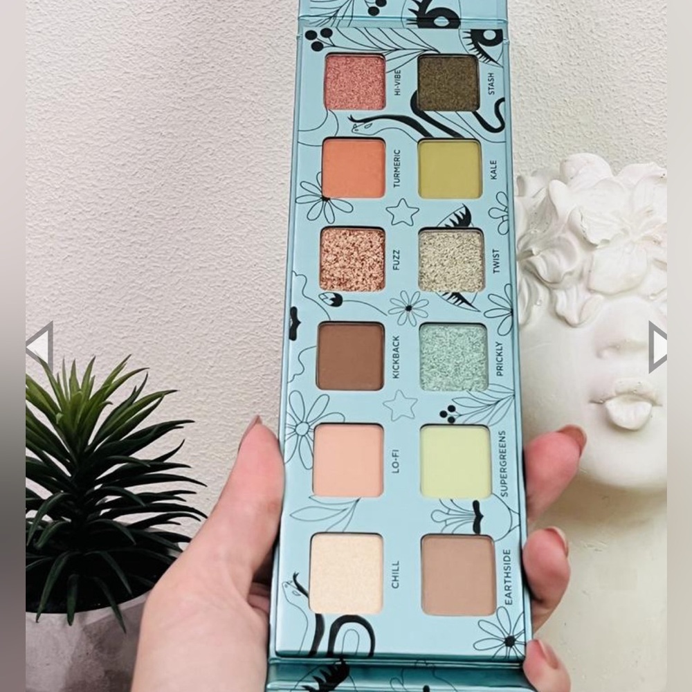 TRADED 💖 Urban Decay Wild Greens Eyeshadow Palette - Picture 6 of 10